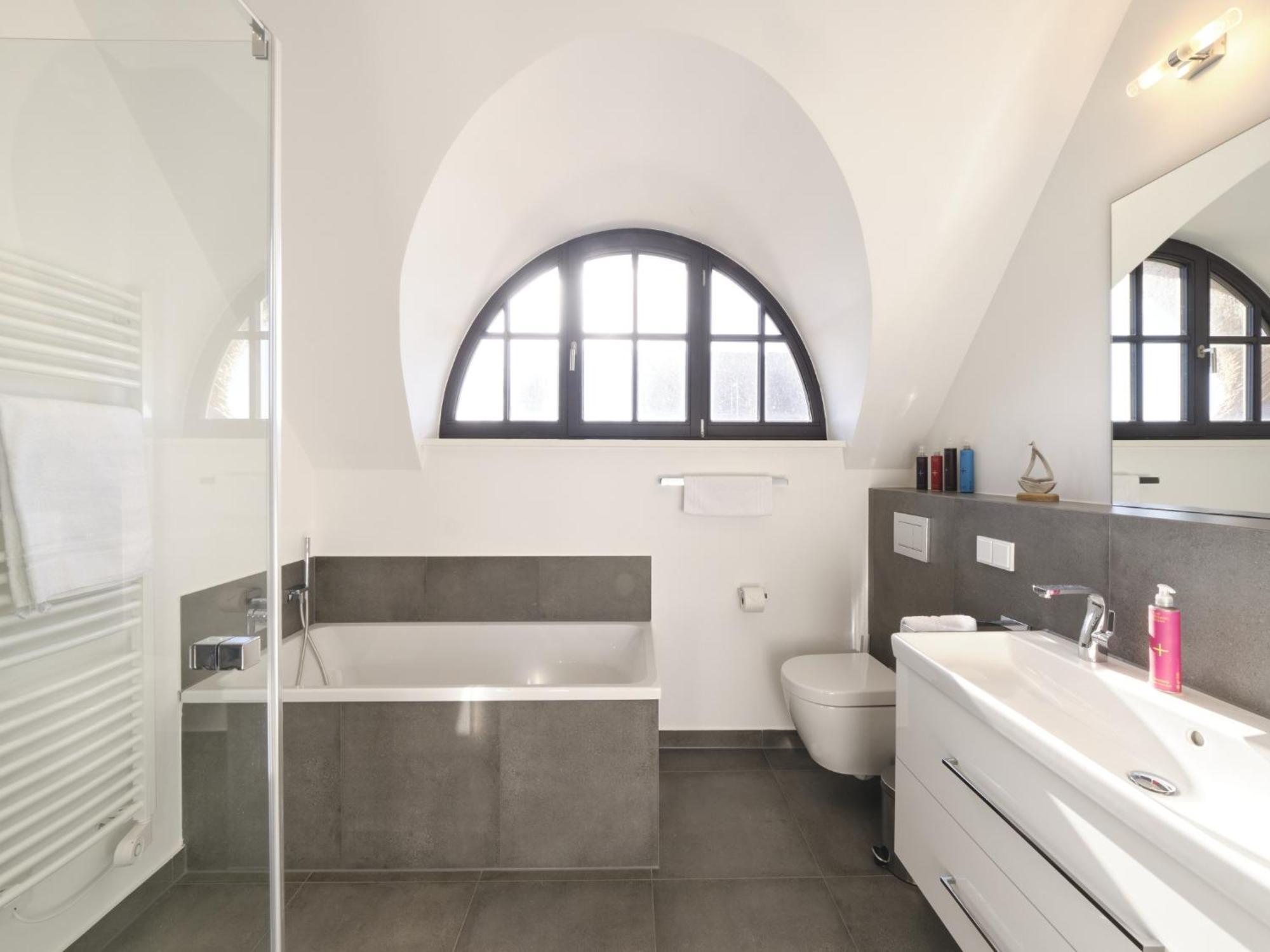 Reetland Am Meer - Luxusplus Reetdachvilla Mit 4 Schlafzimmern, Aussensauna, Loungebereich Und Kamin G07 Dranske Dış mekan fotoğraf