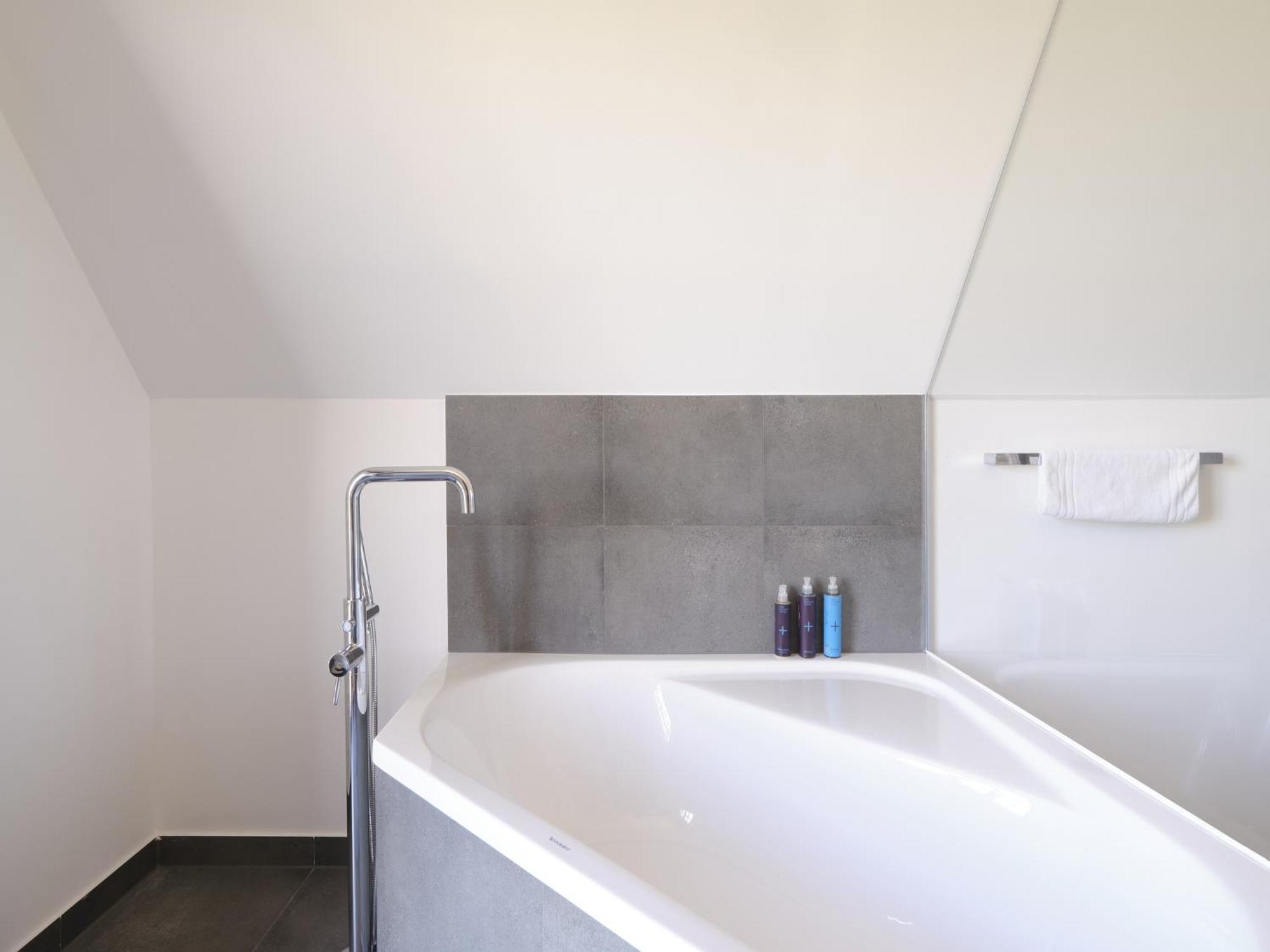 Reetland Am Meer - Luxusplus Reetdachvilla Mit 4 Schlafzimmern, Aussensauna, Loungebereich Und Kamin G07 Dranske Dış mekan fotoğraf
